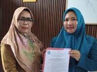 Ketua PKK Desa Cikampek Utara Tika Juliana (kanan) menerima SK PKK dari Camat Kotabaru Hj Idah Hamidah SE (kiri ). (Asep Suherman/Mediaseruni)