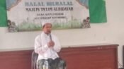 KH Acep Wahab menyampaikan tausiyahnya di halal bihalal Majelis Taklim Al Hidayah, Desa Wanci Mekar. (Asep Suherman/Mediaseruni)