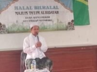 KH Acep Wahab menyampaikan tausiyahnya di halal bihalal Majelis Taklim Al Hidayah, Desa Wanci Mekar. (Asep Suherman/Mediaseruni)