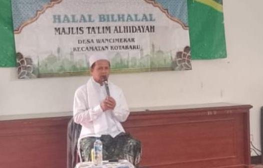 KH Acep Wahab menyampaikan tausiyahnya di halal bihalal Majelis Taklim Al Hidayah, Desa Wanci Mekar. (Asep Suherman/Mediaseruni)