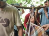 Petugas bersama warga evakuasi kakek Ade Rustani yang ditemukan hidup setelah empat hari hilang di hutan. (Prima Meidiandi)