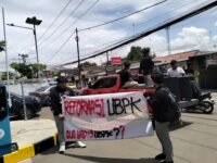 Aksi unjuk rasa Ormawa mewarnai pelantikan Rektor Universitas Buana Perjuangan (UBP) Karawang. (Iman Suryana/Mediaseruni)