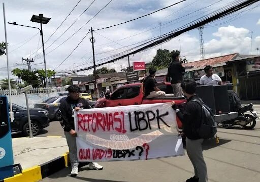 Aksi unjuk rasa Ormawa mewarnai pelantikan Rektor Universitas Buana Perjuangan (UBP) Karawang. (Iman Suryana/Mediaseruni)