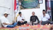 Ketua MIO Karawang Mardiman Ujung (kanan) menyampaikan kata sambutan halal bihalal dan tasyakuran Sekretariat. (Iman Suryana/Mediaseruni)