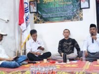 Ketua MIO Karawang Mardiman Ujung (kanan) menyampaikan kata sambutan halal bihalal dan tasyakuran Sekretariat. (Iman Suryana/Mediaseruni)
