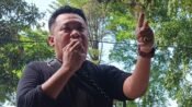 Founder LBH Arya Mandalika Herman Supriatna, SH, MH orasi diatas mobil di depan kantor dinas PUPR Karawang. (Davi Alvaro/Mediaseruni)