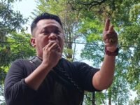Founder LBH Arya Mandalika Herman Supriatna, SH, MH orasi diatas mobil di depan kantor dinas PUPR Karawang. (Davi Alvaro/Mediaseruni)