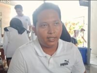 Wisnu, koordinator bazar produk unggulan warga binaan Lapas Karawang memberi keterangan pers. (Davi Alvaro/Mediaseruni)