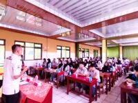 Anggota DPRD Jabar Jenal Aripin, SE, menyampaikan arahan kepada siswa Jayabeka 2 dalam agenda pendidikan demokrasi. (Iman Suryana/Mediaseruni)