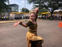 Candra Hapita Sari unjuk kebolehan tari jaipong di hadapan Anggota DPRD Jabar Hj. Sri Agustina. (Davi Alvaro/Mediaseruni)