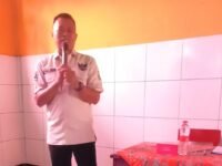 H Jenal Aripin menyampaikan paparan pemahaman demokrasi kepada siswa SMK Jayabeka 2. (Iman Suryana/Mediaseruni)