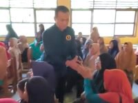 Jenal Aripin mengajak Warga Desa Mekarbuana ikut mengawasi infrastruktur di wilayahnya. (Iman Suryana/Mediaseruni)