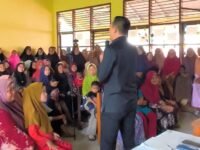 H. Jenal Aripin menyampaikan maaf kepada warga Desa Mekarbuana, Karawang, saat mengujungi desa tersebut. (Iman Suryana/Mediaseruni)