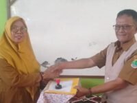 Lepas sambut SDN Pucung 2 kotabaru dari Abah Iwa Hirana SPd (kanan) kepada Hj Saodah SPd . MA (kiri). (Asep)