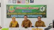 Camat Purwasari Nendi Sopandi didampingi Kepala Puskesmas Purwasari, Azis Silahudin, dan dokter UPTD Puskesmas Purwasari dalam rapat minggon. (Davi Alvaro/Mediaseruni)