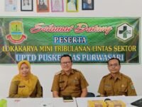 Camat Purwasari Nendi Sopandi didampingi Kepala Puskesmas Purwasari, Azis Silahudin, dan dokter UPTD Puskesmas Purwasari dalam rapat minggon. (Davi Alvaro/Mediaseruni)