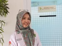 Kepala Sekolah MA Yayasan 12 Rabiul Awal, Acah Hendayani, S.Sos. (Davi Alvaro/Mediaseruni)