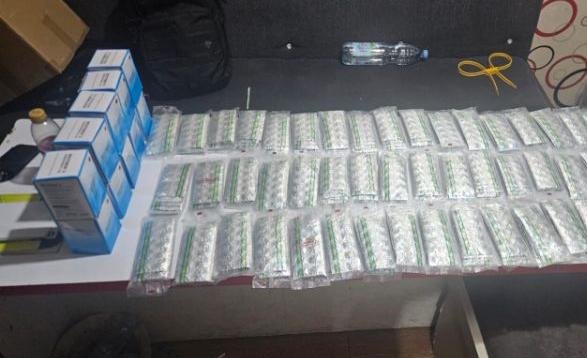 Ribuan tramadol yang diamankan polisi bersama dua pelakunya. (Prima Meidiandi/Mediaseruni)