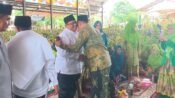 Anggota DPRD Jabar H. Jenal Aripin halal bihalal dengan anggota Muslimat PCNU Karawang. (Iman Suryana/Mediaseruni)