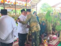 Anggota DPRD Jabar H. Jenal Aripin halal bihalal dengan anggota Muslimat PCNU Karawang. (Iman Suryana/Mediaseruni)