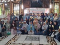 Foto bersama anggota Bidang Perempuan dan Keluarga (Bipeka) DPD PKS Kabupaten Bandung Barat usai silaturahmi. (Dadan Saepudin/Mediaseruni)