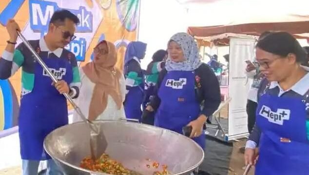 Wakil Wali Kota Cimahi Adhitia Yudisthira mengolah makanan sisa jadi makanan yang lezat. (Ist)