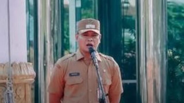 Sekretaris Daerah Asep Aang Rahmatullah memimpin apel pagi, di Plaza Pemkab.