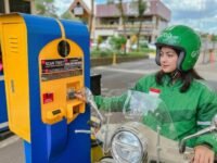 Mbak ojol memanfaatkan fasilitas parkir gratis 30 menit pertama di KCP Mal Karawang. (Ist)