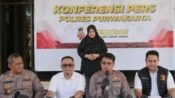 Wakapolres Purwakarta Kompol Sosialisman Muhammad Natsir, memberi keterangan pers penangkapan dua orang terlibat aksi tawuran pelajar. (Istimewa)