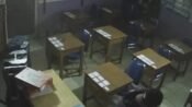 Delapan meja di ruang kelas SDN Tanjungpura II yang dibobol maling tampak tanpa laptop. (Mediaseruni)