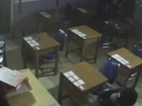 Delapan meja di ruang kelas SDN Tanjungpura II yang dibobol maling tampak tanpa laptop. (Mediaseruni)