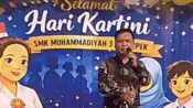 H.Dede Setia Budi S.Hut MM Kepala sekolah SMK Muhamadiyah 3 Cikampek memberikan sambutan Hari Kartini. (Asep Suherman/Mediaseruni)