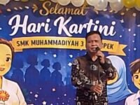 H.Dede Setia Budi S.Hut MM Kepala sekolah SMK Muhamadiyah 3 Cikampek memberikan sambutan Hari Kartini. (Asep Suherman/Mediaseruni)
