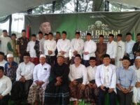 Foto bersama warga NU Karawang usai halal bihalal. (Davi Alvaro/Mediaseruni)