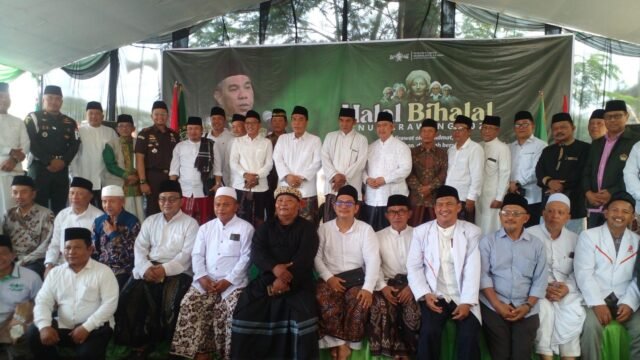 Foto bersama warga NU Karawang usai halal bihalal. (Davi Alvaro/Mediaseruni)