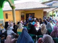 Anggota DPRD Jawa Barat H. Jenal Aripin, SE, serab aspirasi konstituen di Desa Wanajaya Kecamatan Telukjambe Barat, Karawang. (Iman Suryana/Mediaseruni)