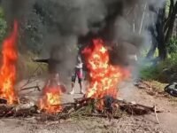 Tuntut perbaikan jalan Jampangtengah - Kiaradua, warga Desa Lengkong, Sukabumi blokade jalan. (Prima Meidiandi/Mediaseruni)