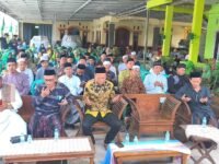 Anggota DPRD Jabar minta maaf kepada warga Tirtajaya karena terlambat datang. (Iman Suryana/Mediaseruni)