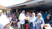 Anggota DPRD Jabar H. Jenal Aripin bagi-bagi beras di Desa Cigunungsari sebagai program Citra Bakti DPRD Jabar. (Iman Suryana/Mediaseruni)