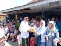 Anggota DPRD Jabar H. Jenal Aripin bagi-bagi beras di Desa Cigunungsari sebagai program Citra Bakti DPRD Jabar. (Iman Suryana/Mediaseruni)