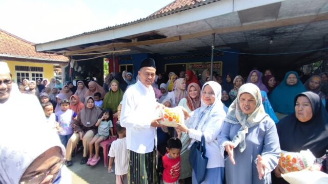 Anggota DPRD Jabar H. Jenal Aripin bagi-bagi beras di Desa Cigunungsari sebagai program Citra Bakti DPRD Jabar. (Iman Suryana/Mediaseruni)