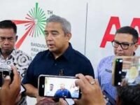 Wali Kota Farhan menyampaikan keterangan pers terkait kenaikan harga BBM yang terimbas terhadap armada sampah kota Bandung. (Ist)