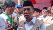 Bupati Karawang Aep Syaepuloh sesaat melepas 443 jemaah haji Karawang. (Davi Alvaro/Mediaseruni)