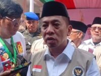 Bupati Karawang Aep Syaepuloh sesaat melepas 443 jemaah haji Karawang. (Davi Alvaro/Mediaseruni)