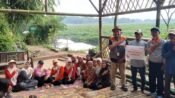 Ibu-ibu warga sekitar bantaran Waduk Saguling, RW 05 Desa Cihampelas Kecamatan Cihampelas, Kabupaten Bandung Barat, antusiasme mengikuti pemyuluhan bertani. (Dadan Saepudin/Mediaseruni)