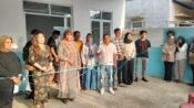 Momen gunting pita sesaat peresmian Dapur SPPG (Satuan Pelayanan Pemenuhan Gizi) di Desa Darawolong. (Davi Alvaro/Mediaseruni)