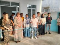 Momen gunting pita sesaat peresmian Dapur SPPG (Satuan Pelayanan Pemenuhan Gizi) di Desa Darawolong. (Davi Alvaro/Mediaseruni)