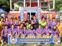 Foto bersama sebelum pertandingan dimulai, antara WSFG versus Rama YB Women pada gelar Liga Jabar Istimewa, PSSI Kabupaten Bandung Barat. (Dadan Saepudin/Mediaseruni)