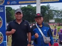 Pelatih Gamac FC saat menyampaikan apresiasi dan masukan, saat penutupan Liga Jabar Istimewa tingkat Kabupaten Bandung Barat, 26 April 2026 di Stadion Abipraya Rende Kecamatan Cikalong Wetan Kabupaten Bandung Barat. (Dadan Saepudin/Mediaseruni)