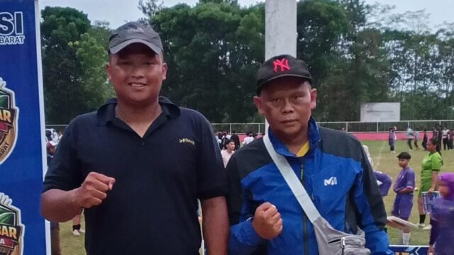 Pelatih Gamac FC saat menyampaikan apresiasi dan masukan, saat penutupan Liga Jabar Istimewa tingkat Kabupaten Bandung Barat, 26 April 2026 di Stadion Abipraya Rende Kecamatan Cikalong Wetan Kabupaten Bandung Barat. (Dadan Saepudin/Mediaseruni)